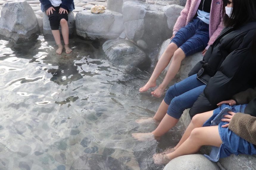 下呂温泉♨しらさぎ緑地公園噴泉池の足湯で心も体もポカポカ♪